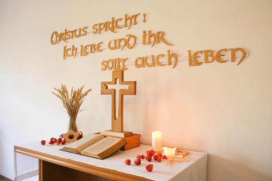 Stiftung Rathen - Altar mit Kreuz und Bibel